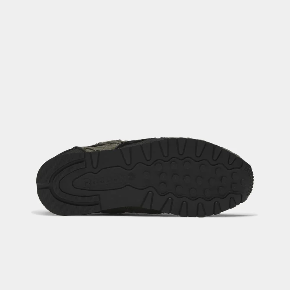 Reebok Footwear Men MARKET Classic Leather Pump Shoes ARMGRN/CBLACK/CHALK - Image 4